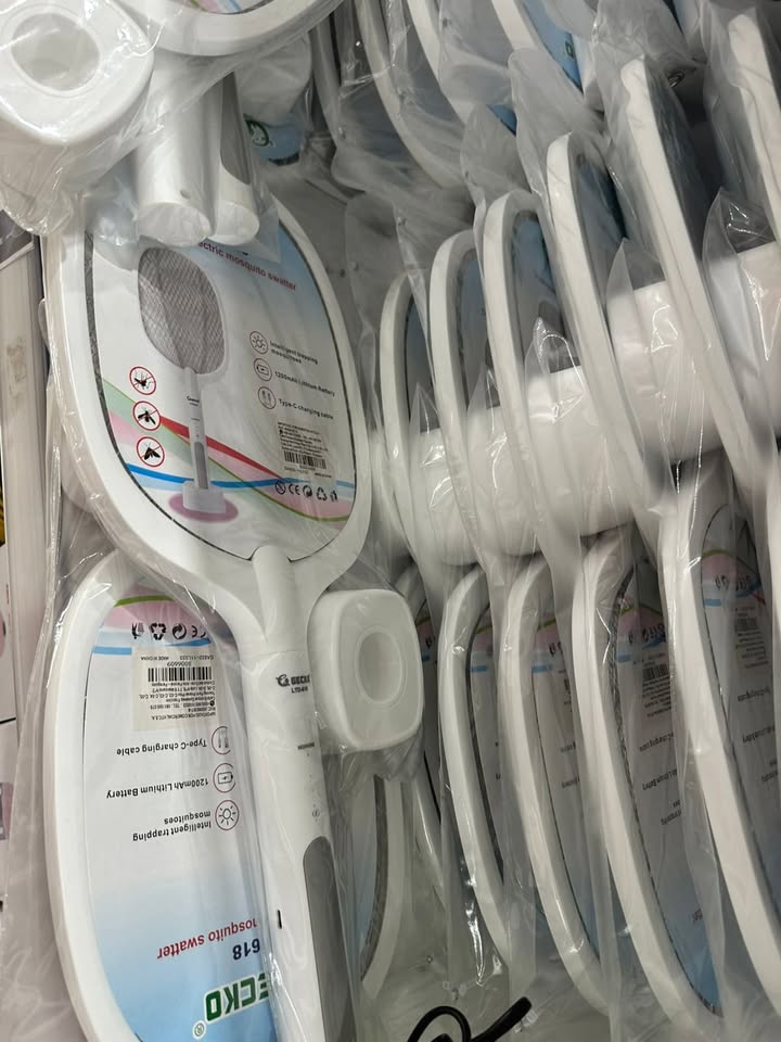 Raqueta Eléctrica Mata Mosquitos con Luz LED y Base de Soporte - Imagen 3