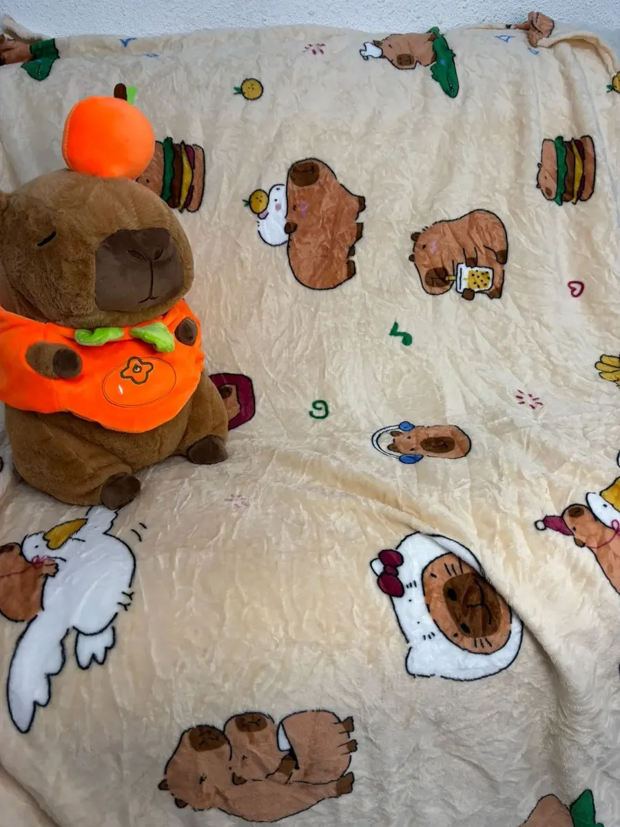 Peluche Capibara (Carpincho) con Manta – 40 cm - Imagen 2