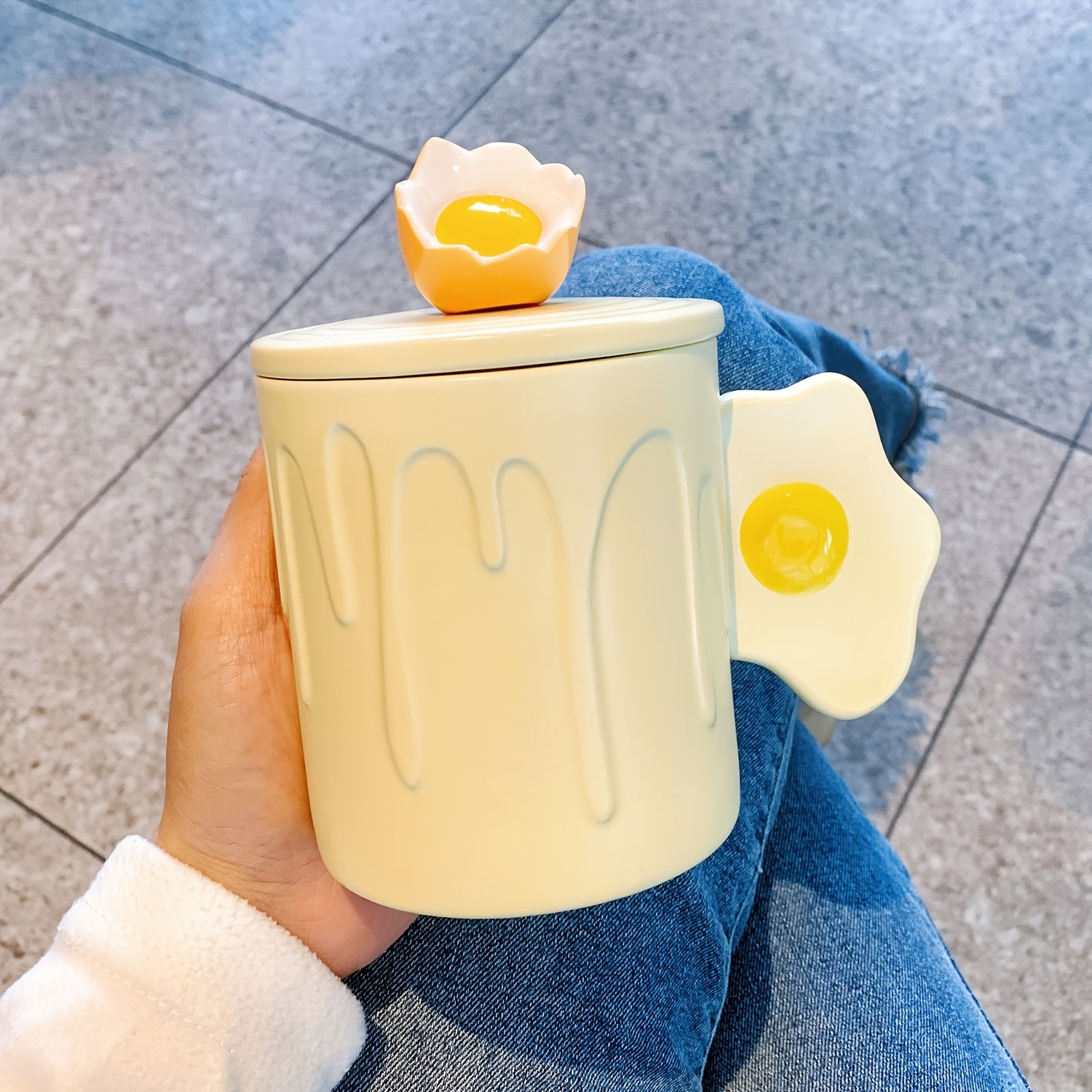🥚 Taza con Diseño de Huevo – Incluye Tapa y Cucharita - Imagen 3