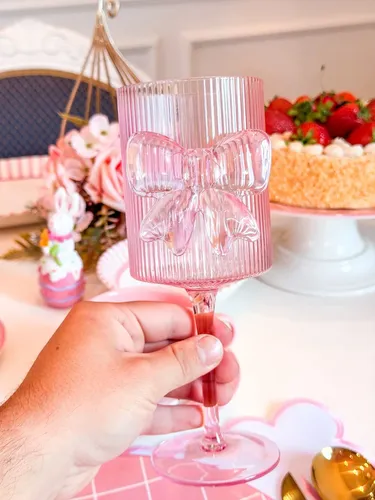 Copa de Vino Rosa con Diseño de Mariposa – 420 ml